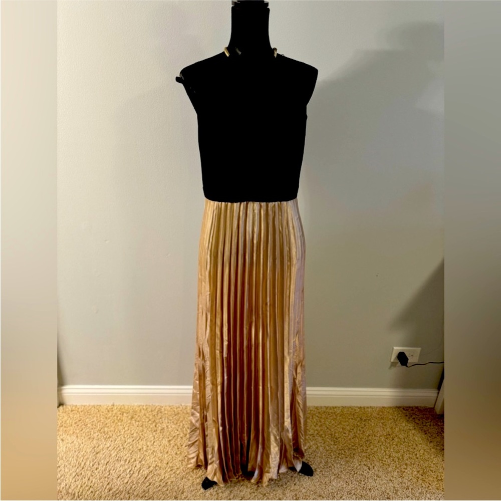 XSCAPE women’s formal black ivory pleated maxi coctail dress size 14